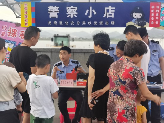 民警進社區開展反詐宣傳.jpg