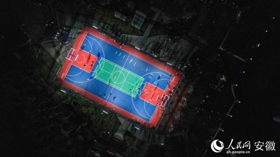 晚上9點多，肥西縣旺郢小區的運動場燈火通明，吸引不少居民鍛煉健身。人民網 張俊攝