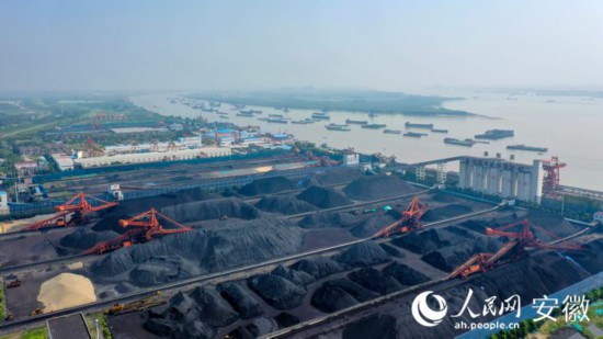 俯瞰裕溪口煤港。人民網 陳若天攝