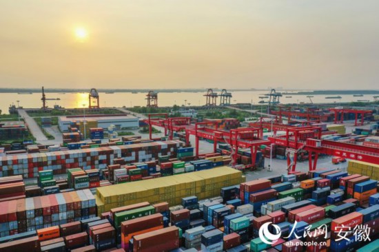 俯瞰蕪湖港集裝箱碼頭。人民網 陳若天攝