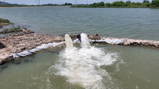 抽水抗旱灌溉。南陵縣委宣傳部供圖