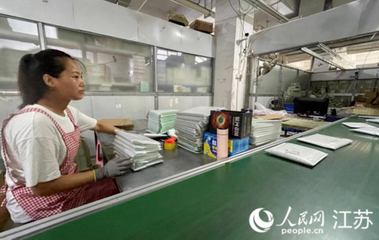 在沭陽國際圖書城，一本本新書打包發往全國各地。人民網 黃啟源攝