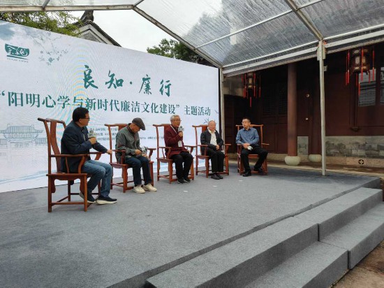 專家學者作主旨發言。吳向正攝