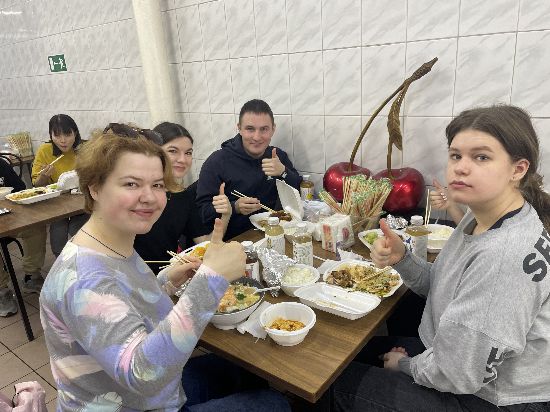 杰克帶著學生在南方餐廳聚餐。樂清市融媒體中心供圖