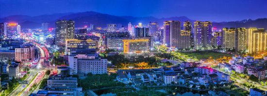 燈火熱鬧的柳市。柳市鎮供圖