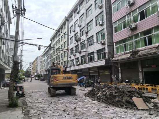 紡織五街改造提升施工現場。鄧雨薇攝