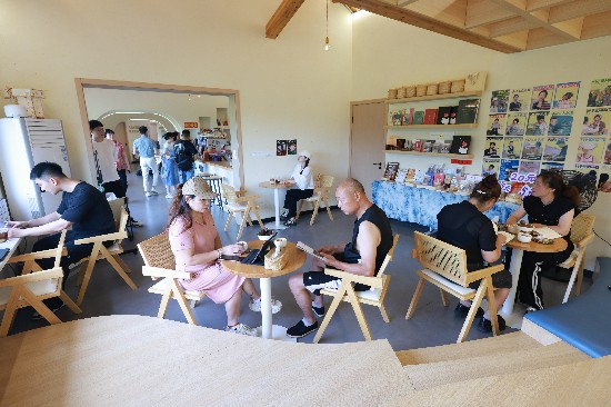 村民們在平陽坑鎮塔石村的鄉村數智生活館享受著夏日午后的閑暇。瑞安市委宣傳部供圖