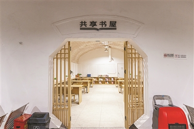 四牌樓納涼點的共享書屋。