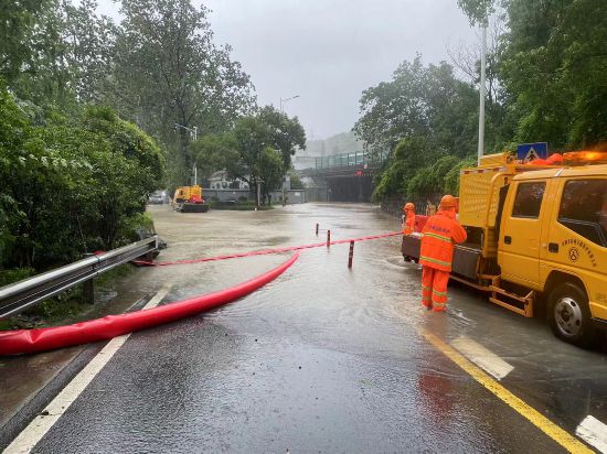 搶險人員冒雨作業。