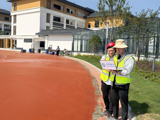 浙江移動南潯分公司網絡部的工作人員走進沈莊漾小學新建校區開展通信信號勘察工作。