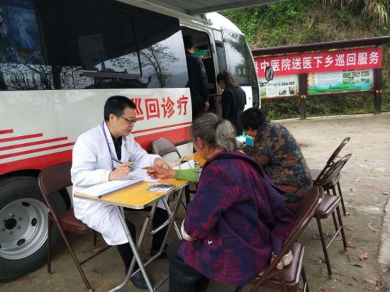 浙江移動運用數智技術手段，將巡回診療車改造升級成為“移動醫療站”。浙江移動供圖