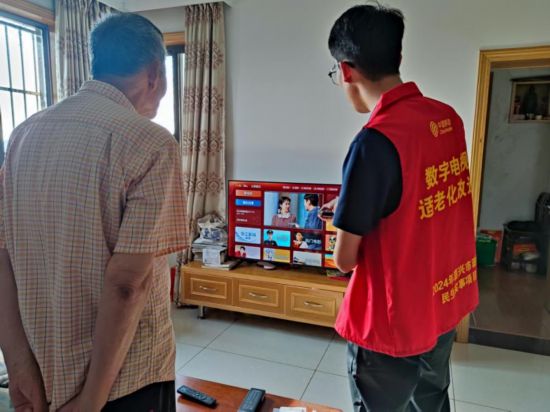 在嘉善，浙江移動推出“暖心遙控器”適老化改造服務。浙江移動供圖