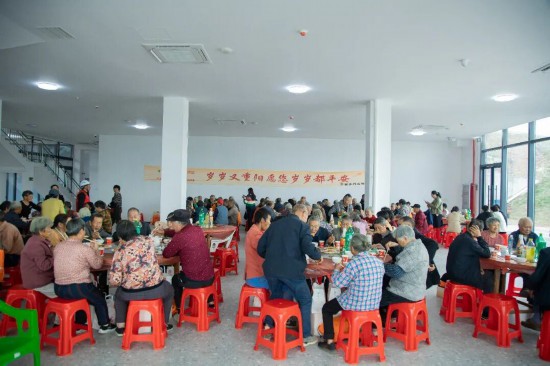 老人齊聚一堂，品美味，嘮家常，歡聲笑語不斷。