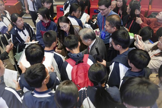 學子們“追星”。曾盼攝